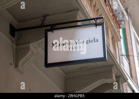 Bordeaux , France - 08 01 2023 : maison margiela boutique logo signe d'entrée de boutique de mode de luxe avec texte marque de magasin Banque D'Images