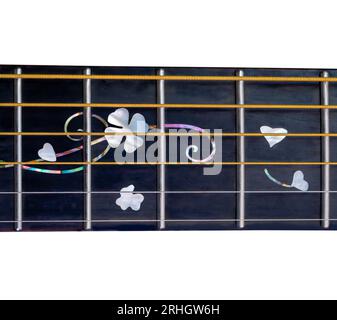 Touche de guitare isolé sur blanc, fleur et style de coeur, incrustation faite de coquilles d'ormeaux Banque D'Images