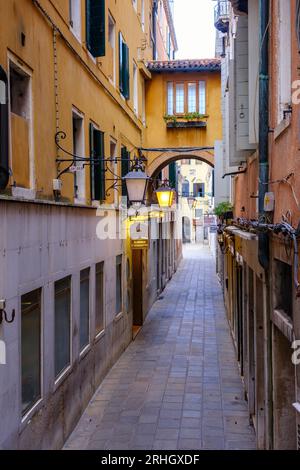 Venise, Italie - 22 juin 2023 : rues étroites de Venise. Banque D'Images