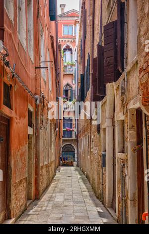 Venise, Italie - 22 juin 2023 : rues étroites de Venise. Banque D'Images