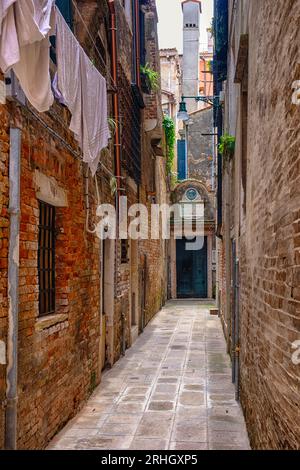 Venise, Italie - 22 juin 2023 : rues étroites de Venise. Banque D'Images