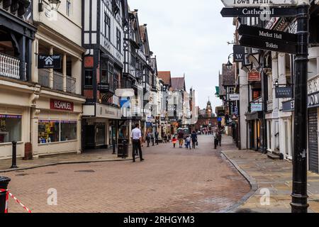 CHESTER, GRANDE-BRETAGNE - 14 SEPTEMBRE 2014 : Eastgate Street est le centre-ville historique avec des maisons médiévales à colombages et une tour d'horloge au-dessus de Th Banque D'Images