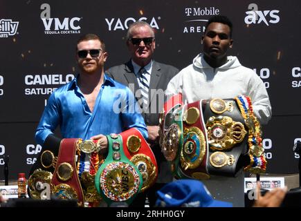 Beverly Hills CA/USA. 16 août 2023. Beverly Hills, Californie, États-Unis. 16 août 2023. (G-D) CANELO ALVAREZ, LE PROMOTEUR TOM BROWN et JERMELL CHARLO posent avec les ceintures de boxeur lors d’une conférence de presse au Beverly Hilton. Les deux s’affronteront le 30 septembre à Las Vegas à l’aréna T-Mobile. Photo de Gene Blevins/ZUMAPRESS) (image de crédit : © Gene Blevins/ZUMA Press Wire) USAGE ÉDITORIAL SEULEMENT! Non destiné à UN USAGE commercial ! Banque D'Images