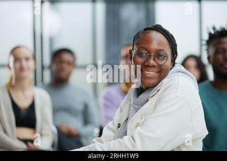 Une femme afro-américaine attentionnés qui regarde la caméra Banque D'Images