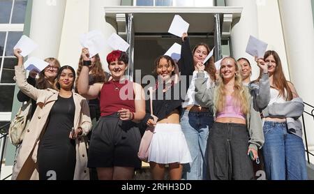 Les élèves de l'école Brighton Girls à Brighton, East Sussex, reçoivent leurs résultats de niveau A. Date de la photo : jeudi 17 août 2023. Banque D'Images