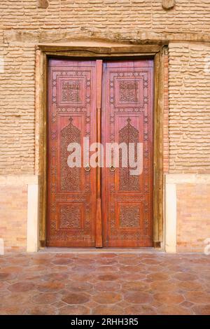 Détail, vue rapprochée de l'une des portes en bois richement sculptées. Dans le style Timirud, site emblématique de l'époque de la route de la soie, le mausolée Khoja Ahmed Yasawi en T. Banque D'Images