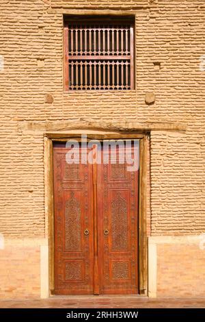 Détail, vue rapprochée de l'une des portes en bois richement sculptées. Dans le style Timirud, site emblématique de l'époque de la route de la soie, le mausolée Khoja Ahmed Yasawi en T. Banque D'Images