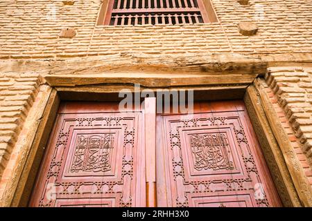 Détail, vue rapprochée de l'une des portes en bois richement sculptées. Dans le style Timirud, site emblématique de l'époque de la route de la soie, le mausolée Khoja Ahmed Yasawi en T. Banque D'Images