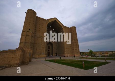 Vue imminente, mauvaise humeur, instable, effrayante de la façade avant par un temps nuageux, couvert, gris. Au style Timirud, site emblématique de l'époque de la route de la soie, le Khoja Banque D'Images