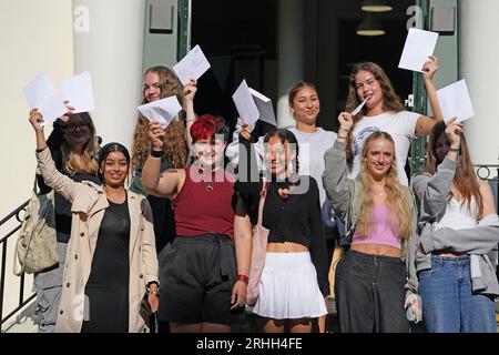 Les élèves de l'école Brighton Girls à Brighton, East Sussex, reçoivent leurs résultats de niveau A. Date de la photo : jeudi 17 août 2023. Banque D'Images