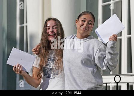 Mary Watts (à gauche) et Tallulah Huggins reçoivent leurs résultats de niveau A à Brighton Girls School à Brighton, East Sussex. Date de la photo : jeudi 17 août 2023. Banque D'Images