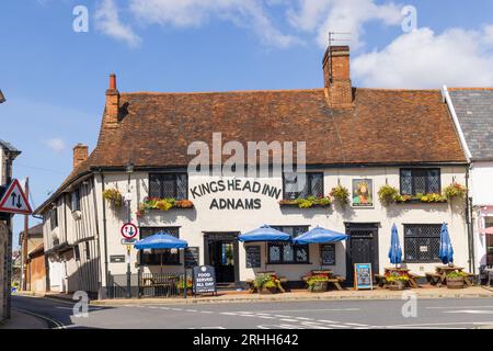 Vue de l'historique Kings Head Inn maison publique à Market Hill, Woodbridge, Suffolk. ROYAUME-UNI. Banque D'Images