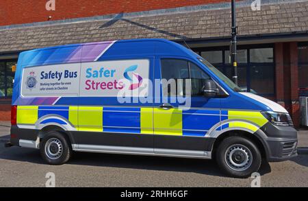 Cheshire Constabulary Safer Streets bus, au poste de police, Arpley St, Warrington, Cheshire, ANGLETERRE, ROYAUME-UNI, WA1 1LQ Banque D'Images