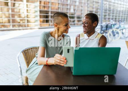 Réseau professionnel, élégantes femmes d'affaires discutant sur Terrace Banque D'Images