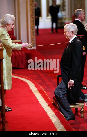 Photo de dossier datée du 04/06/2008 de Sir Michael Parkinson recevant sa chevalerie des mains de la reine Elizabeth II au palais de Buckingham à Londres. Sir Parkinson est décédé à l'âge de 88 ans. Date de publication : jeudi 17 août 2023. Banque D'Images