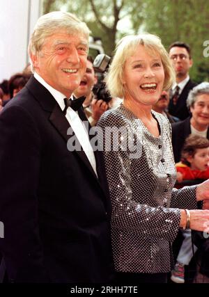 Photo du dossier datée du 24/04/97 de l'animateur de l'émission de chat télévisuelle Michael Parkinson arrivant avec sa femme Mary au Royal Albert Hall à Londres, pour la cérémonie de remise des prix BAFTA. Le radiodiffuseur vétéran est décédé à l'âge de 88 ans. Date de publication : jeudi 17 août 2023. Banque D'Images