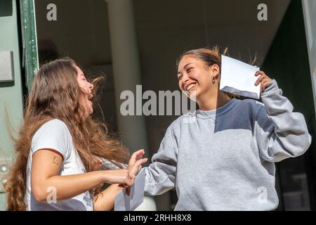 Brighton, 17 août 2023 : journée des résultats de niveau 'a' à Brighton Girls' School avec Mary Watts, à gauche, et Tallulah Huggins crédit : Andrew Hasson/Alamy Live News Banque D'Images