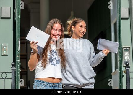 Brighton, 17 août 2023 : journée des résultats de niveau 'a' à Brighton Girls' School avec Mary Watts, à gauche, et Tallulah Huggins crédit : Andrew Hasson/Alamy Live News Banque D'Images