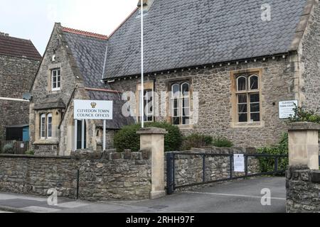 Clevedon, Royaume-Uni. 17 août 2023. Le conseil municipal de Clevedon n'a pas été en mesure d'obtenir une assurance, il a donc été obligé de fermer des installations publiques telles que le bureau du conseil, les courts de tennis et les allotments. Les installations continuent d'être indisponibles aujourd'hui dans cette ville balnéaire populaire. Sur la photo, le bureau fermé du conseil. Crédit : JMF News/Alamy Live News Banque D'Images