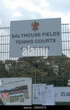 Clevedon, Royaume-Uni. 17 août 2023. Le conseil municipal de Clevedon n'a pas été en mesure d'obtenir une assurance, il a donc été obligé de fermer des installations publiques telles que le bureau du conseil, les courts de tennis et les allotments. Les installations continuent d'être indisponibles aujourd'hui dans cette ville balnéaire populaire. Photographié les courts de tennis fermés. Crédit : JMF News/Alamy Live News Banque D'Images