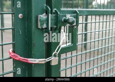 Clevedon, Royaume-Uni. 17 août 2023. Le conseil municipal de Clevedon n'a pas été en mesure d'obtenir une assurance, il a donc été obligé de fermer des installations publiques telles que le bureau du conseil, les courts de tennis et les allotments. Les installations continuent d'être indisponibles aujourd'hui dans cette ville balnéaire populaire. Crédit : JMF News/Alamy Live News Banque D'Images