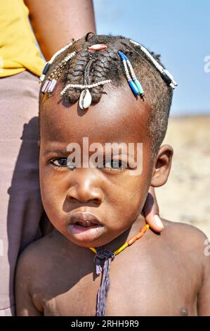 Namibie. Portrait d'un enfant de l'ethnie Zemba Bantu dans la région de Kunene Banque D'Images