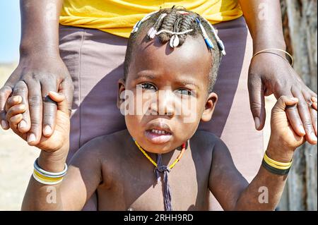 Namibie. Portrait d'un enfant de l'ethnie Zemba Bantu dans la région de Kunene Banque D'Images