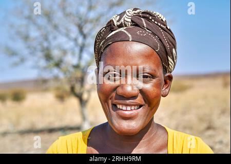 Namibie. Portrait d'une jeune femme souriante de l'ethnie Zemba Bantu dans la région de Kunene Banque D'Images