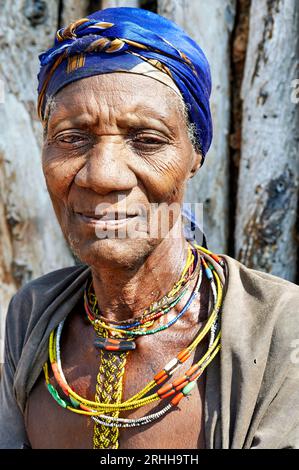 Namibie. Portrait d'une vieille femme de l'ethnie Zemba Bantu dans la région de Kunene Banque D'Images