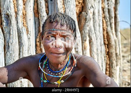 Namibie. Portrait d'une vieille femme de l'ethnie Zemba Bantu dans la région de Kunene Banque D'Images