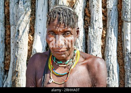 Namibie. Portrait d'une vieille femme de l'ethnie Zemba Bantu dans la région de Kunene Banque D'Images