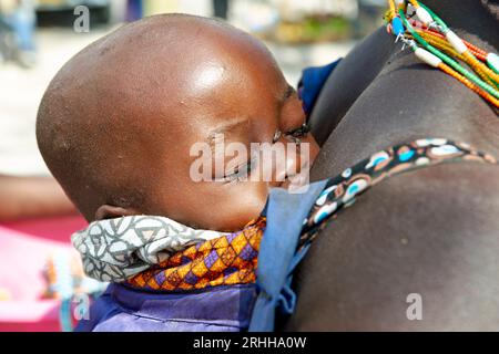 Namibie. Portrait d'un bébé de l'ethnie Zemba Bantu dans la région de Kunene Banque D'Images