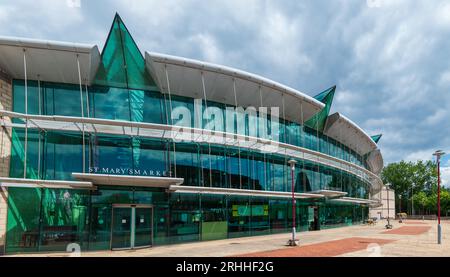 La façade vitrée du marché de St Mary à St Helens. Banque D'Images