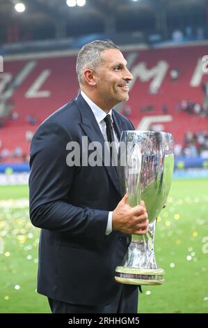 Pirée, Lombardie, Grèce. 17 août 2023. Le président de Manchester City, KHALDOON AL MUBARAK, remportera le trophée après avoir remporté le match de Super coupe de l'UEFA entre Manchester City et Sevilla FC au stade Georgios Karaiskakis le 16 août 2023, au Pirée, en Grèce. (Image de crédit : © Stefanos Kyriazis/ZUMA Press Wire) USAGE ÉDITORIAL SEULEMENT! Non destiné à UN USAGE commercial ! Banque D'Images