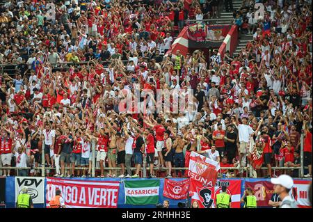 Pirée, Lombardie, Grèce. 16 août 2023. Supporters du Sevilla FC lors du match de Super coupe de l'UEFA entre Manchester City et le Sevilla FC au stade Georgios Karaiskakis le 16 août 2023, au Pirée, en Grèce. (Image de crédit : © Stefanos Kyriazis/ZUMA Press Wire) USAGE ÉDITORIAL SEULEMENT! Non destiné à UN USAGE commercial ! Banque D'Images