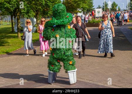 Southport, Merseyside. 17 août 2023 Royaume-Uni Météo. Un départ ensoleillé dans le nord-ouest alors que les clients arrivent pour le spectacle floral spectaculaire de quatre jours, pour être accueillis floral, les marcheurs sur pilotis et les hommes en pot de fleurs vert accueillent les visiteurs à l'extravagance botanique. Crédit : MediaWorldImages/AlamyLiveNews Banque D'Images