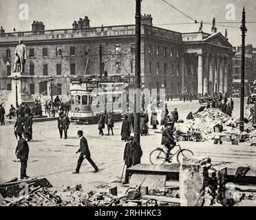 Une photographie du début du 20e siècle du General Post Office (GPO) en ruine dans O'Connell Street à Dublin (alors Sackville Street) après le soulèvement de Pâques de 1916. Le GPO a servi de siège aux dirigeants du soulèvement et c'est de l'extérieur de ce bâtiment, le 24 avril 1916, que Patrick Pearse a lu la Proclamation de la République irlandaise. Le bâtiment a été détruit par un incendie au cours de la rébellion, à l'exception de la façade en granit, et n'a été reconstruit qu'en 1929 par le gouvernement de l'État libre d'Irlande. Banque D'Images