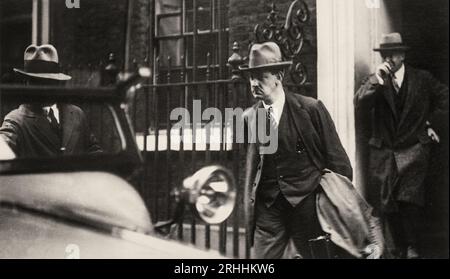 Une photographie du début du 20e siècle d'un Grim face Michael Collins (1890-1922) quittant le numéro 10 Downing Street, Londres, lors des négociations pour le traité anglo-irlandais en 1921. Banque D'Images