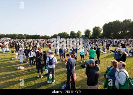 Les gens attendent d'aller à Wimbledon pour le premier jour des championnats de tennis. Photo prise le 3 juillet 2023. © Belinda Jiao jiao.bilin@gmail.com 0 Banque D'Images