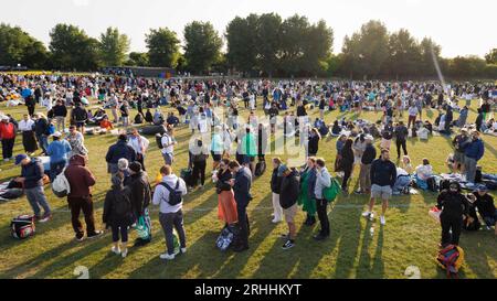 Les gens attendent d'aller à Wimbledon pour le premier jour des championnats de tennis. Photo prise le 3 juillet 2023. © Belinda Jiao jiao.bilin@gmail.com 0 Banque D'Images