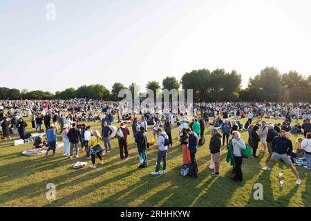 Les gens attendent d'aller à Wimbledon pour le premier jour des championnats de tennis. Photo prise le 3 juillet 2023. © Belinda Jiao jiao.bilin@gmail.com 0 Banque D'Images