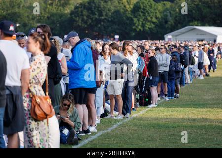 Les gens attendent d'aller à Wimbledon pour le premier jour des championnats de tennis. Photo prise le 3 juillet 2023. © Belinda Jiao jiao.bilin@gmail.com 0 Banque D'Images