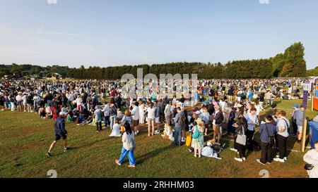 Les gens attendent d'aller à Wimbledon pour le premier jour des championnats de tennis. Photo prise le 3 juillet 2023. © Belinda Jiao jiao.bilin@gmail.com 0 Banque D'Images