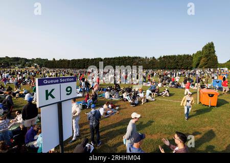 Les gens attendent d'aller à Wimbledon pour le premier jour des championnats de tennis. Photo prise le 3 juillet 2023. © Belinda Jiao jiao.bilin@gmail.com 0 Banque D'Images