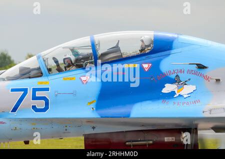 Ukrainian Air Force Sukhoi su-27 Flanker bleu 75 avion de chasse au sol au Royal International Air Tattoo Airshow, Royaume-Uni. Forces armées ukrainiennes Banque D'Images