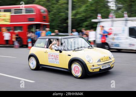 Les habitants d’Uxbridge et de Hiliingdon organisent une manifestation pour protester contre le projet d’extension de la zone ULEZ de Sadiq Khan. Photo : une Mini Cooper joi Banque D'Images