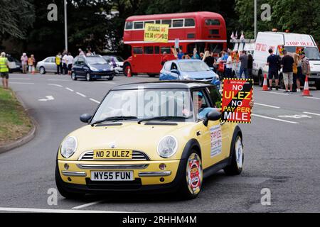 Les habitants d’Uxbridge et de Hiliingdon organisent une manifestation pour protester contre le projet d’extension de la zone ULEZ de Sadiq Khan. Photo : une Mini Cooper joi Banque D'Images