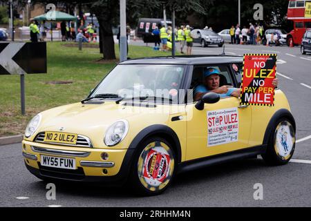 Les habitants d’Uxbridge et de Hiliingdon organisent une manifestation pour protester contre le projet d’extension de la zone ULEZ de Sadiq Khan. Photo : une Mini Cooper joi Banque D'Images