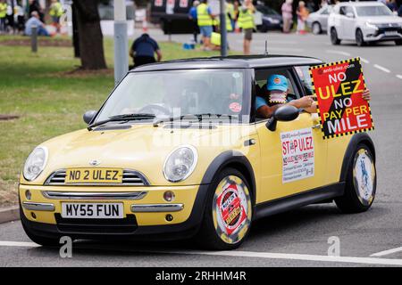 Les habitants d’Uxbridge et de Hiliingdon organisent une manifestation pour protester contre le projet d’extension de la zone ULEZ de Sadiq Khan. Photo : une Mini Cooper joi Banque D'Images