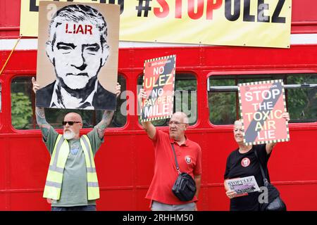 Les habitants d’Uxbridge et de Hiliingdon organisent une manifestation pour protester contre le projet d’extension de la zone ULEZ de Sadiq Khan. Photo prise le 9 juillet 2023 Banque D'Images